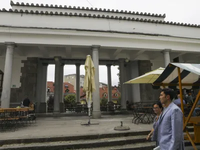 Nedavno so bile po&scaron;kodovane Plečnikove arkade pri Pogačarjevem trgu. Odpadel je del roba pročelja. Foto: Luka Cjuha