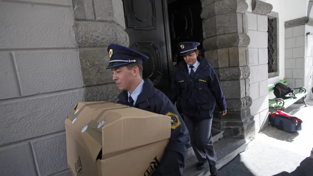 Policisti s policijskih postaj, katerih glavnino dela predstavlja delo v patrulji, opozarjajo, da na usposabljanju za re&scaron;evanje gospodarskih zadev ne dobijo dovolj znanja, da bi lahko samostojno obravnavali vse primere gospodarskih kaznivih dejanj, ki jim jih dodelijo nadrejeni. Fotografija je simbolična.