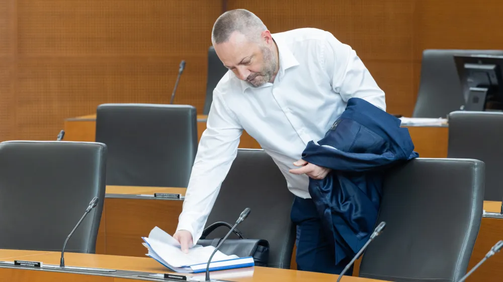 Minister za zdravje Danijel Be&scaron;ič Loredan je podpisal odstopno izjavo.