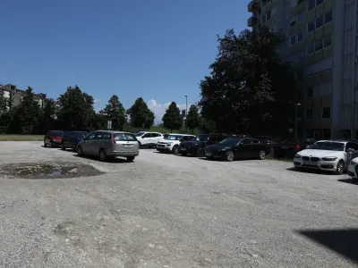 8.7.2023 - nasilna smrt v Ljubljani - Linhartova cesta - Na območju Policijske postaje Ljubljana Moste je v petek zvečer oseba z ostrim predmetom porezala drugo osebo, ki je kljub hitri zdravni&scaron;ki pomoči nekaj ur po dogodku umrlaFOTO: Luka Cjuha