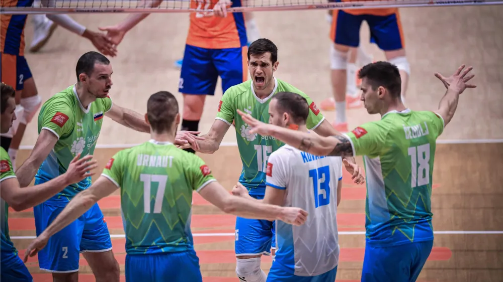 Slovenski odobojkarji so se takole veselili zmage proti Nizozemski na turnirju na Filipinih. Foto: Volleyball World