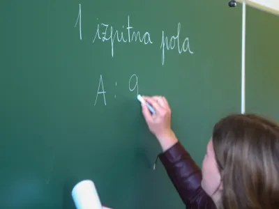 Gimnazija Ledina - razred, učilnica, pisanje izpita iz Ange&scaron;kega jezika - &scaron;olska tabla - učiteljica -,   - 30.05.2015 - Matura -- Spomladanski izpitni rok mature - pisni izpit Angle&scaron;čina - &scaron;olstvo - dijaki - izobraževanje  //FOTO: Bojan Velikonja