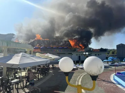 Podcetrtk, park Aqualuna.<br>V prostorih parka Aqualuna v Podcetrtku je izbruhnil pozar. Na kraju pozara so gasilci. 