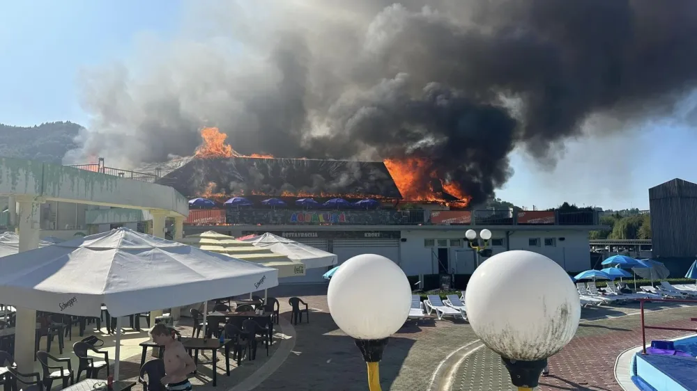 Podcetrtk, park Aqualuna.<br>V prostorih parka Aqualuna v Podcetrtku je izbruhnil pozar. Na kraju pozara so gasilci. 