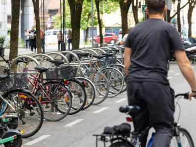 Priporočajo čim kvalitetnej&scaron;e ključavnice, kolo pa naj bo priklenjeno ob stabilen predmet čez okvir kolesa in pnevmatike.&nbsp;
