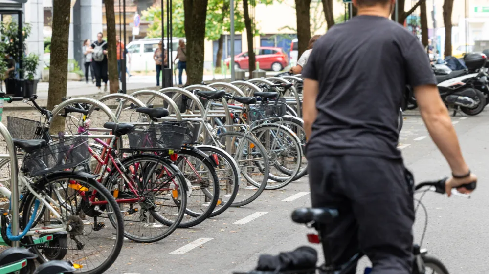 Priporočajo čim kvalitetnej&scaron;e ključavnice, kolo pa naj bo priklenjeno ob stabilen predmet čez okvir kolesa in pnevmatike.&nbsp;