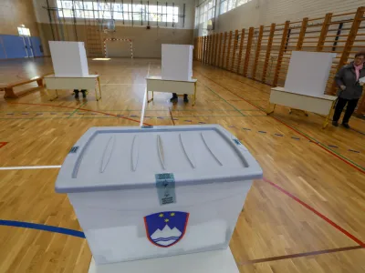 - voli&scaron;če - <br><br>- 27.11.2022 &ndash; Referendumi 2022 &ndash; glasovanje o treh zakonodajnih referendumih, in sicer o&nbsp;noveli Zakona o vladi, noveli Zakona o dolgotrajni oskrbi in noveli Zakona o Radioteleviziji Slovenija&nbsp;<br><br>&nbsp;<br><br>//FOTO: Luka Cjuha