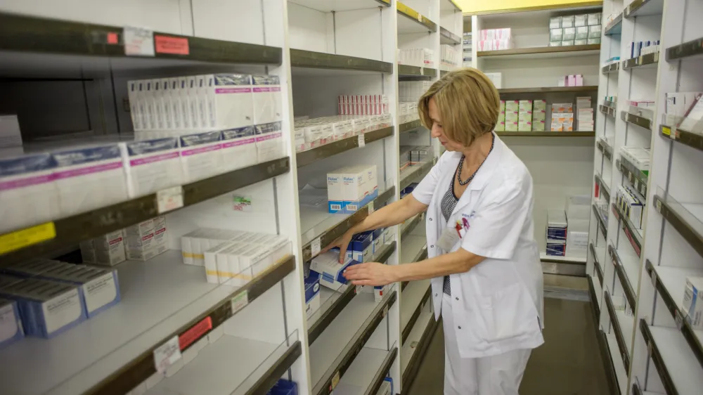 - ilustrativna fotografijazdravila, farmacevtski izdelki, krema, kreme, izdelava zdravil, mazila- Lekarna UKC Ljubljana - dan odprtih vrat - predstavili način priprave zdravil in prostore lekarne, Zalo&scaron;ka 7   //FOTO: Tomaž Zajel&scaron;nik