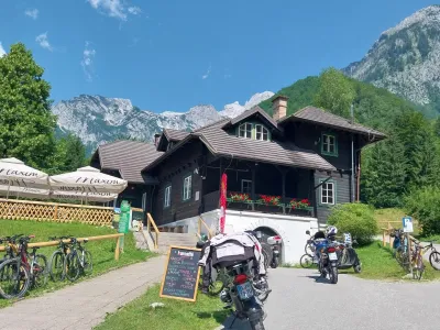 Čeprav je Dom v Kamni&scaron;ki Bistrici zaprt, goste, med katerimi je vsak dan tudi veliko kolesarjev, pogosti Sladki kot, ki obratuje na terasi. Foto: Vesna Levičnik