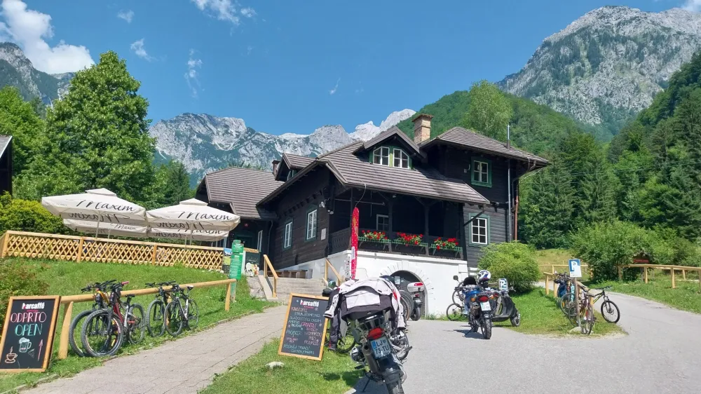 Čeprav je Dom v Kamni&scaron;ki Bistrici zaprt, goste, med katerimi je vsak dan tudi veliko kolesarjev, pogosti Sladki kot, ki obratuje na terasi. Foto: Vesna Levičnik