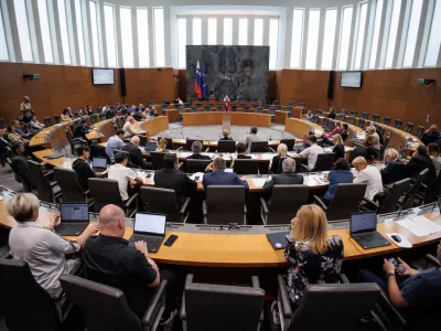 Ljubljana, DZ.<br>Izredna seja DZ, na kateri so obravnavali predlog o spremembi zakona o nujnih ukrepih za povecanje prihodkov upokojencev in omejitev dviga oskrbnin na podrocju socialnega varstva.