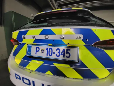 Policijski avto je bil popolnoma prestreljen. Foto: policija