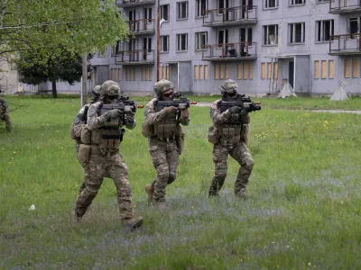 Slovenski vojaki v nekdanjem opori&scaron;ču sovjetske vojske na Slova&scaron;kem, ki danes služi kot Natovo opori&scaron;če blizu meje z Ukrajino. 