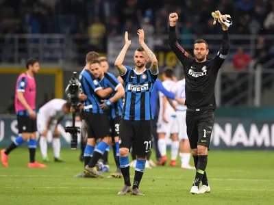 Soccer Football - Serie A - Inter Milan v Empoli - San Siro, Milan, Italy - May 26, 2019  Inter Milan's Samir Handanovic and Marcelo Brozovic celebrate after the match as Empoli players look dejected as they are relegated from Serie A  REUTERS/Alberto Lingria