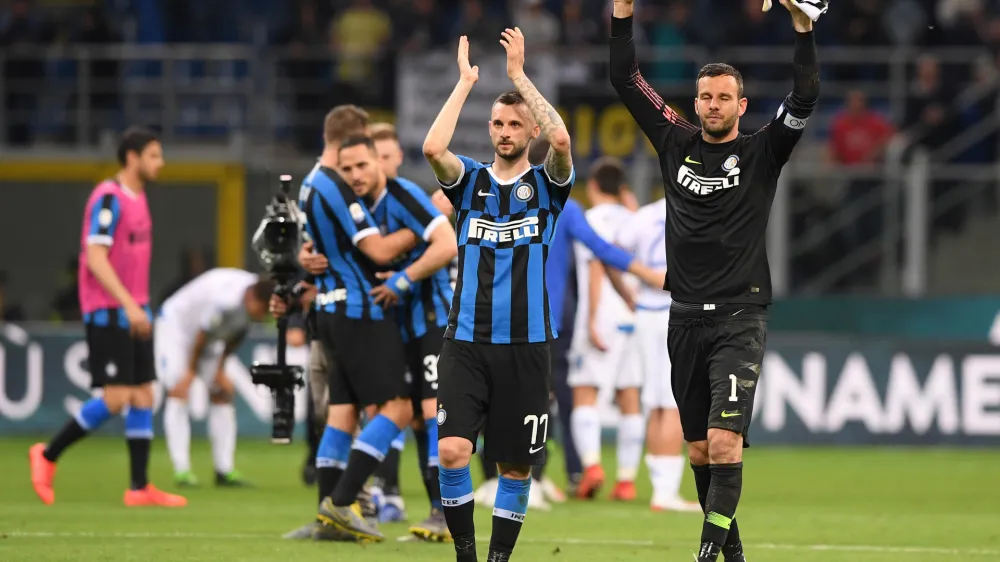 Soccer Football - Serie A - Inter Milan v Empoli - San Siro, Milan, Italy - May 26, 2019  Inter Milan's Samir Handanovic and Marcelo Brozovic celebrate after the match as Empoli players look dejected as they are relegated from Serie A  REUTERS/Alberto Lingria