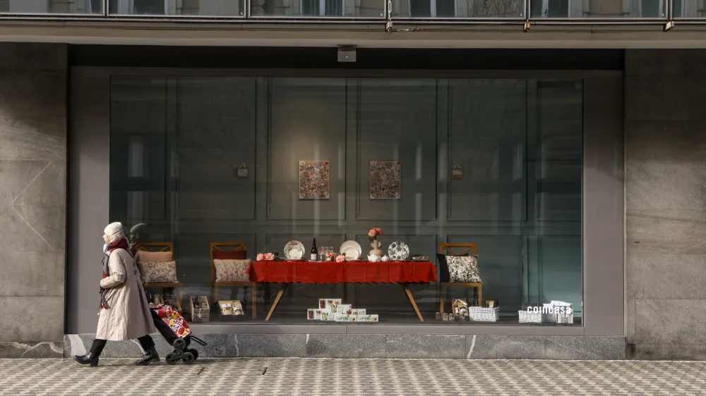 Zaradi podražitev oskrbnin v domovih za starej&scaron;e bo marsikateri starostnik ostal doma. To utegne rev&scaron;čino &scaron;e povečati. F Luka Cjuha Q