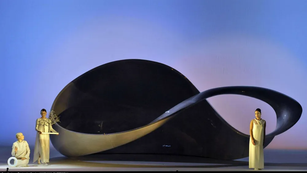 Opera Madama Butterfly G. Puccinija na 71. Ljubljana Festivalu - 13. in 14. julija ob 20. uri v Gallusovi dvorani Cankarjevega doma - v izvedbi italijanske operne hi&scaron;e Gledali&scaron;če La Fenice. Opero je režiral &Agrave;lex Rigola. F Michele Crosera 