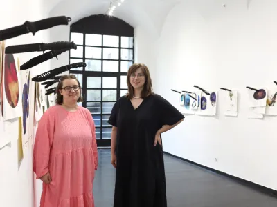 kuratorki Lara Plavčak in Ur&scaron;ka Aplinc iz Zavoda za sodobno umetnost SCCA &ndash; Ljubljana. - 13.07.2023 &ndash; &Scaron;KUC - razstava Bolano (sick) s kuratorkama Ur&scaron;ko Aplinc in Laro Plavčak //FOTO: Bojan Velikonja