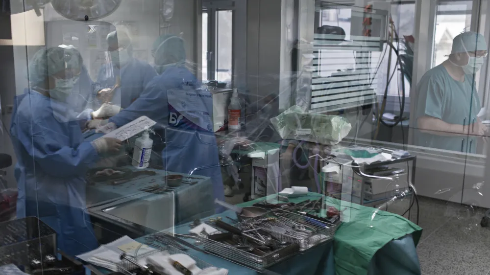 Operacija kolka, dr. Rasto Stok in dr. Peter Pavlov&Auml;Ťi&Auml;ŤFOTO: JAKA GASAR / NEDELJSKI