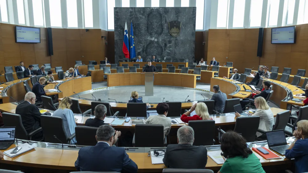 Ljubljana, DZ.<br>Nadaljevanje izredne seje DZ, na kateri so med drugim obravnavali predlog zakona o dolgotrajni oskrbi, predlog novele zakona o socialnem varstvu ter predlog zakona o nujnih ukrepih za zagotavljanje nemotene preskrbe z zdravili.