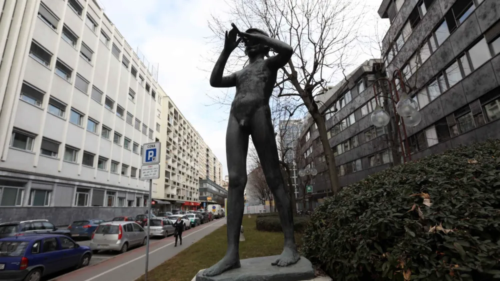 04.02.2022-Simbolična fotografija - deček s pi&scaron;čalko pred stavbo RTV Slovenija, nacijonalni medijiFoto: Tomaž Skale