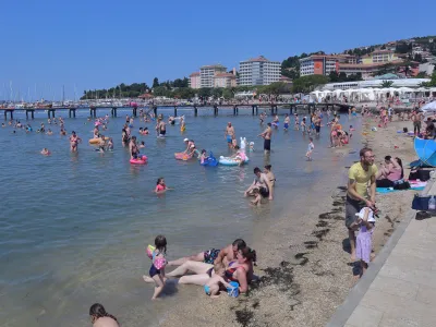 PortoroĹľ, 28.06.2020plaĹľa PortoroĹľ, turizem, kopalci, poletje, morje,hoteli,
