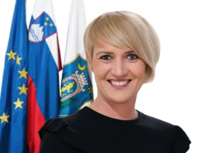 Kamni&scaron;ki župan Matej Slapar je s 1. julijem na mesto podžupanje imenoval Romano Učakar, ki je zadolžena za področje družbenih dejavnosti in razvoj trajnostnega turizma v občini Kamnik. Funkcijo bo opravljala poklicno. 37-letna Učakarjeva je v lokalno politiko vstopila pred več kot 15 leti. V mandatnem obdobju 2014 &ndash; 2018 je bila izvoljena v svet KS Godič, vendar je mandat zaradi selitve na Duplico predčasno prekinila. Kot predstavnica star&scaron;ev je bila v obdobju 2016 &ndash; 2019 članica sveta zavoda VVZ Antona Medveda Kamnik, v svetu star&scaron;ev Osnovne &scaron;ole Toma Brejca pa sodeluje od &scaron;olskega leta 2019/2020.V mandatu 2022 &ndash; 2026 je bila kot predstavnica Liste Mateja Slaparja izvoljena v Občinski svet Občine Kamnik in je tudi predsednica Odbora za družbene dejavnosti in vodja svetni&scaron;ke skupine. Skozi dolgoletno delo z ljudmi si je nabrala veliko izku&scaron;enj in znanj. Ker je vedoželjna, se samoiniciativno ves čas izobražuje na različnih področjih. Je namreč mnenja, da znanja nikoli ni preveč in da je to edini zaklad, ki ti ga nihče ne more vzeti. Že od nekdaj zna prisluhniti ljudem in kolikor je v njeni moči, pomagati. In to je eden od razlogov, zakaj se je tudi odločila kandidirati za svetnico Občinskega sveta Občine Kamnik.