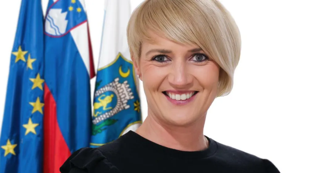 Kamni&scaron;ki župan Matej Slapar je s 1. julijem na mesto podžupanje imenoval Romano Učakar, ki je zadolžena za področje družbenih dejavnosti in razvoj trajnostnega turizma v občini Kamnik. Funkcijo bo opravljala poklicno. 37-letna Učakarjeva je v lokalno politiko vstopila pred več kot 15 leti. V mandatnem obdobju 2014 &ndash; 2018 je bila izvoljena v svet KS Godič, vendar je mandat zaradi selitve na Duplico predčasno prekinila. Kot predstavnica star&scaron;ev je bila v obdobju 2016 &ndash; 2019 članica sveta zavoda VVZ Antona Medveda Kamnik, v svetu star&scaron;ev Osnovne &scaron;ole Toma Brejca pa sodeluje od &scaron;olskega leta 2019/2020.V mandatu 2022 &ndash; 2026 je bila kot predstavnica Liste Mateja Slaparja izvoljena v Občinski svet Občine Kamnik in je tudi predsednica Odbora za družbene dejavnosti in vodja svetni&scaron;ke skupine. Skozi dolgoletno delo z ljudmi si je nabrala veliko izku&scaron;enj in znanj. Ker je vedoželjna, se samoiniciativno ves čas izobražuje na različnih področjih. Je namreč mnenja, da znanja nikoli ni preveč in da je to edini zaklad, ki ti ga nihče ne more vzeti. Že od nekdaj zna prisluhniti ljudem in kolikor je v njeni moči, pomagati. In to je eden od razlogov, zakaj se je tudi odločila kandidirati za svetnico Občinskega sveta Občine Kamnik.