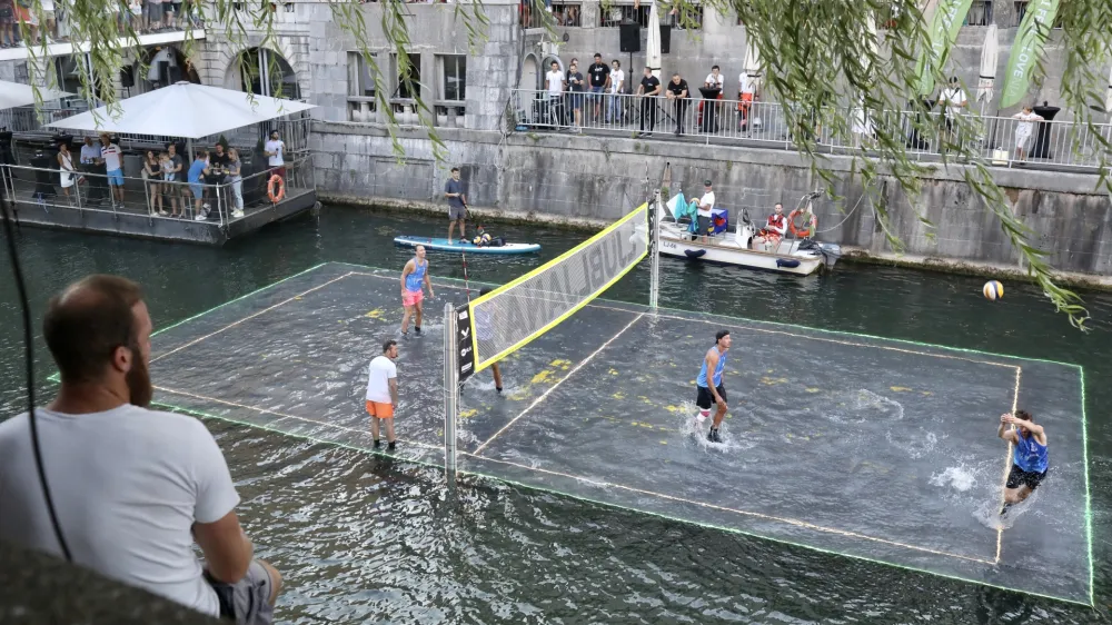 16.08.2022 - Ljubljana: Odbojkarski spektakel na vodi<br>Platforma na reki z igri&scaron;čem dimenzij 7 krat 14 metrov je potopljena 10 centimetrov pod vodno gladino, igri&scaron;če pa je označeno s svetlobnimi črtami.<br>