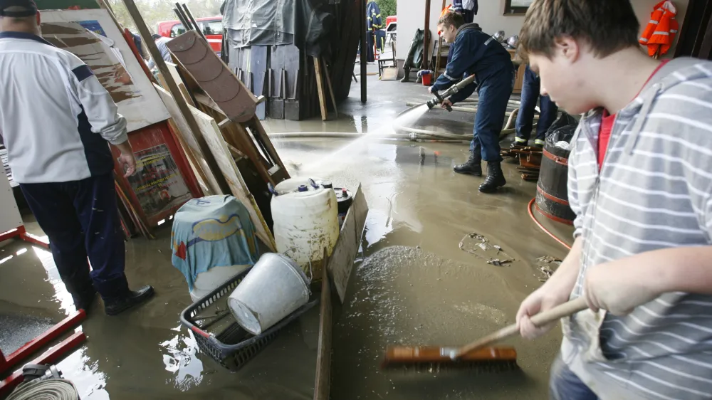 - Poplave 2012 - prizadeta območja v občini Maribor - sanacija posledic po vodni ujmi -Malečnik /FOTO: Tomaž Skale