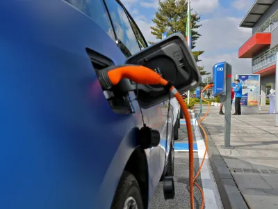 - električna polnilnica za električno vozilo - - polnilna postaja - električna mobilnost -- 12.10.2016 - Aerodrom Ljubljana - Letali&scaron;če Jožeta Pučnika Brnik - avtomobilsko postajali&scaron;če za souporabo električnih vozil Avant2Go - car sharing, e-prevoz na klic - //FOTO: Bojan Velikonja