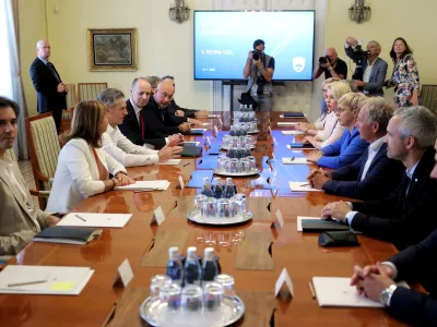 Seje sveta za nacionalno varnost sta se udeležila tudi predstavnika opozicije iz SDS in NSi, ki sta napovedala tvorno sodelovanje pri projektu članstva v varnostnem svetu.&nbsp;