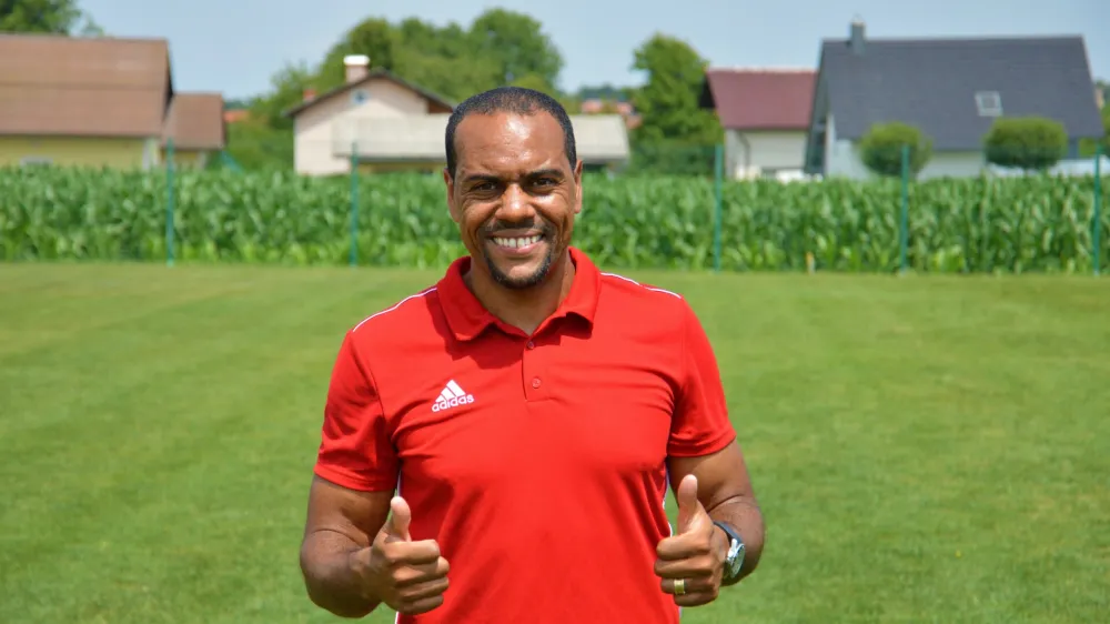 Marcos Magno Morales Tavares, nekdanji nogometa&scaron; NK Maribor, najbolj&scaron;i strelec kluba in 1.SNL vseh časov.<br><br>Tavares velja za enega izmed najuspe&scaron;nej&scaron;ih slovenskih nogometa&scaron;ev. Brazilski nogometa&scaron; s slovenskim potnim listom in ljubljenec mariborskega občinstva je z borbenostjo ter srčnostjo postal ikona NK Maribor. Kapetan vijoličastih je najbolj&scaron;i strelec prve slovenske nogometne lige, igralec z največ nastopi in goli pri NK Maribor, igralec z največ goli in nastopi na evropskih tekmah in tisti, ki je v slovenski ligi dosegel najhitrej&scaron;i gol &ndash; gol v osmih sekundah," je v predstavitvi zapisano na spletni strani dolgoletnega člana Maribora Marcosa Tavaresa, ki bo po koncu sezone 21/22 sklenil svojo nogometno pot. <br>Za Maribor je od leta 2008 zaigral na skupno 592 tekmah in pri tem dosegel 211 zadetkov. Od tega je 159 golov zabil v najmočnej&scaron;i slovenski ligi, gre za rekorden dosežek.<br><br>