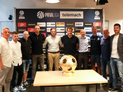 trener NK Olimpija Joao Henriquestrener NK Celje Albert Rieratrener NK Aluminij Robert Pevniktrener NK Bravo Ale&scaron; Arnol trener NK Domžale Simon Rožmantrener NK Kalcer Radomlje Oliver Bogatinovtrener FC Koper Zoran Zeljkovičtrener NK Maribor Damir Krznartrener NK Mura Dejan Grabić,trener Nk Roga&scaron;ka Oskar Drobne- 21.07.2023 - Nogometna zveza Slovenije &ndash; novinarska konferenca NZS pred 33. sezono Prva liga Telemacha, na kateri je pričakovanja in cilje predstavilo vseh deset prvoliga&scaron;kih trenerjev; - nogometni trenerji - //FOTO: Bojan Velikonja