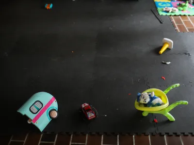 simbolična fotografija, otro&scaron;ke igrače, otro&scaron;tvo, otroci, zloraba otrok.- 14.12.2022 &ndash; Ankaran - Nastanitveni center za ukrajinske begunce Debeli rtič - Begunski otroci iz Ukrajine v Sloveniji &ndash; begunci - //FOTO: Bojan VelikonjaOPOMBA: REPORTAŽA ZA NEDELJSKI 2022