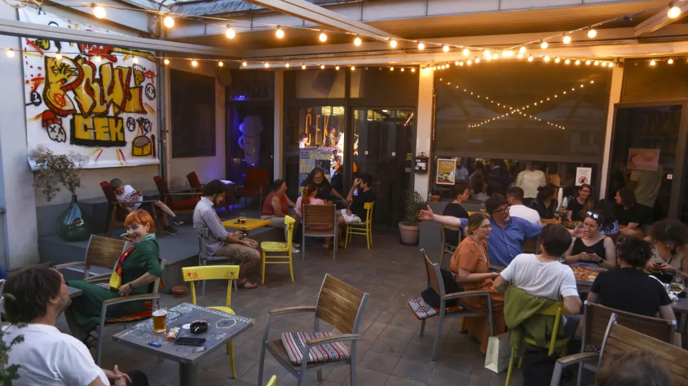 Vrt lahko obratuje samo do desete ure zvečer.