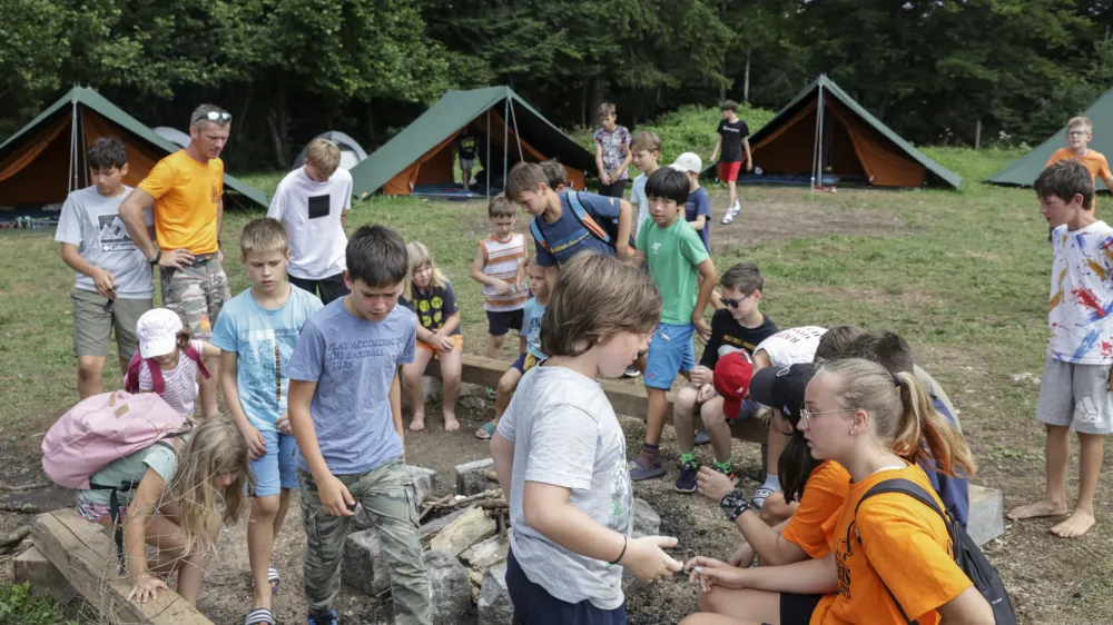 Otroci se pod vodstvom Larisa Žurge naučijo pomembnih ve&scaron;čin.