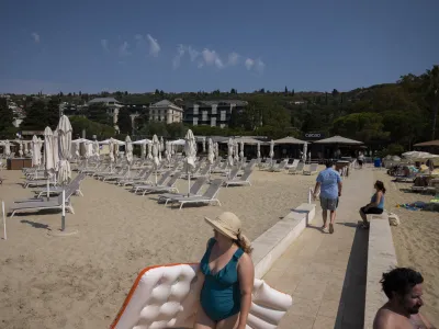 Plaža v Portorožu- 23.07.2022 - Redukcija vode zaradi su&scaron;e na Primorskem //FOTO: Nik Erik Neubauer