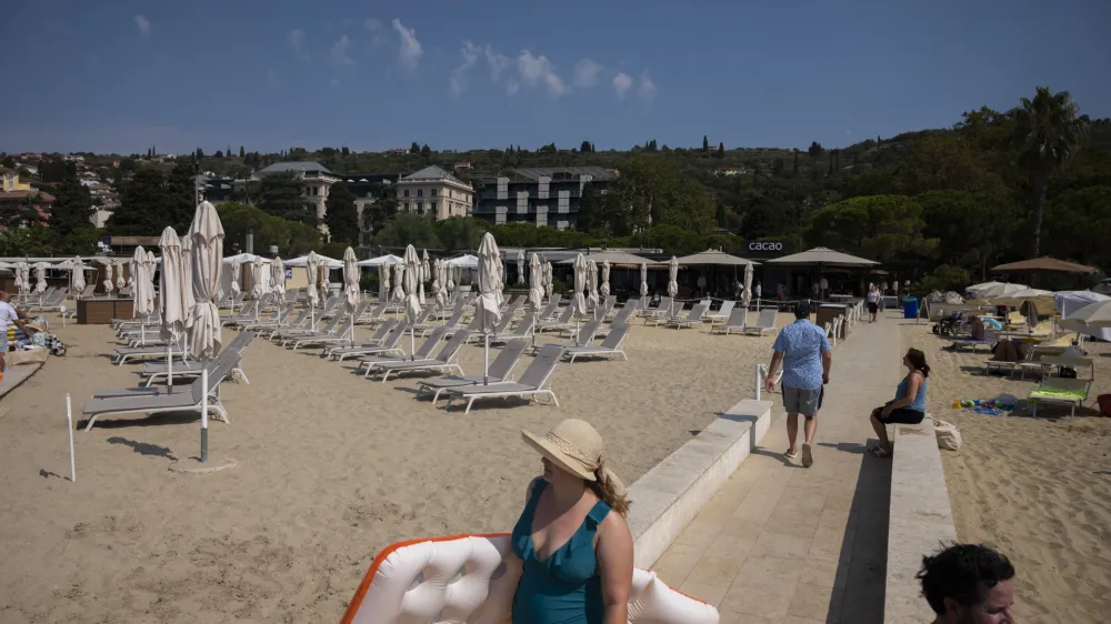 Plaža v Portorožu- 23.07.2022 - Redukcija vode zaradi su&scaron;e na Primorskem //FOTO: Nik Erik Neubauer