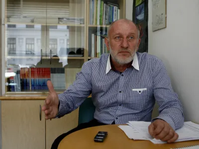 Dr. Du&scaron;an Plut, geograf - profesor za fizi?no in regionalno geografijo na oddelku za geografijo ljubljanske filozofske fakultete in zagovornik trajnostnega sonaravnega razvoja<br><br><br><br><br>//FOTO: Toma? Skale<br>OPOMBA: ZA OBJAVO V PRILOGI ? DNEVNIKOV OBJEKTIV - INTERVJU 2012