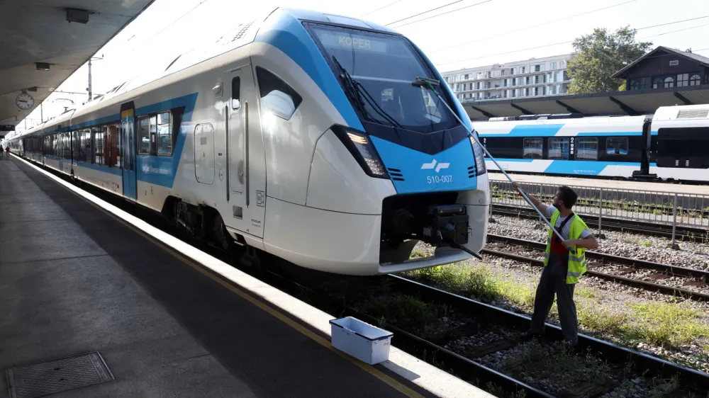 21.0. 2022&not; - Železni&scaron;ka postaja Ljubljana, či&scaron;čenje, vlak za Koper<br><br>Foto: Tomaž Skale<br>