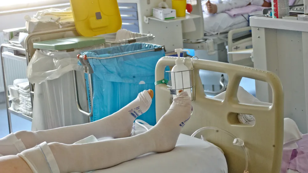 Za bolnike, ki &scaron;e niso dovolj okrevali, je vračanje iz bolni&scaron;nic izvor dodatnih stisk.