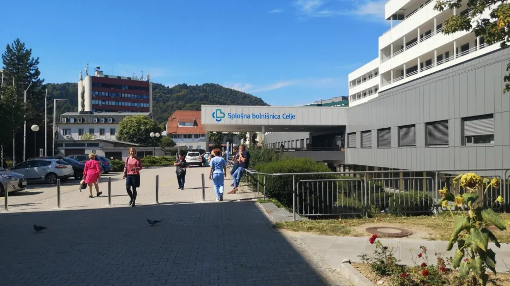 Pacientov, ki potrebujejo oskrbo na negovalnih posteljah, je vedno več, opažajo v celjski bolni&scaron;nici.