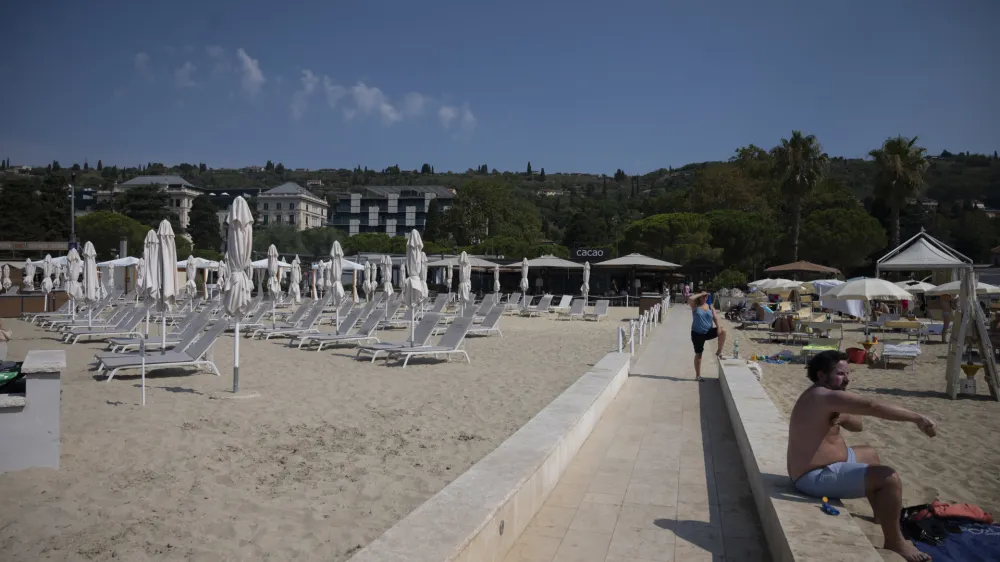 Plaža v Portorožu- 23.07.2022 - Redukcija vode zaradi su&scaron;e na Primorskem //FOTO: Nik Erik Neubauer