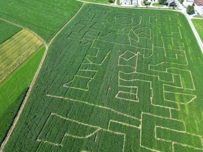 Zmagovalec natečaja Tin Kovačič si je leto&scaron;nji labirint v Kranju zamislil na temo vesolja.&nbsp;