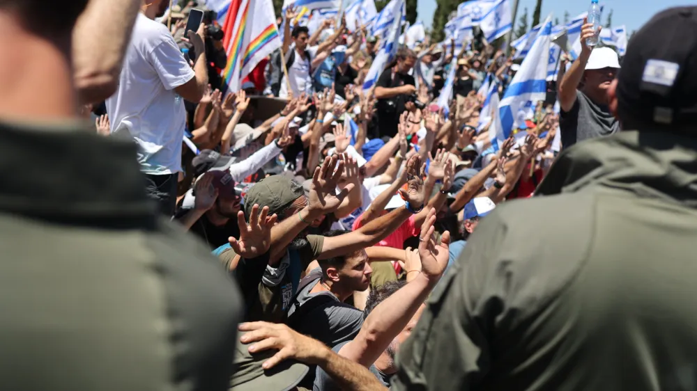24 July 2023, Israel, Jerusalem: Israeli protesters block the road leading to the Knesset, as Israel's parliament was expected to take a final vote on a key element of the government's controversial plans to restructure the judiciary. Photo: Ilia yefimovich/dpa