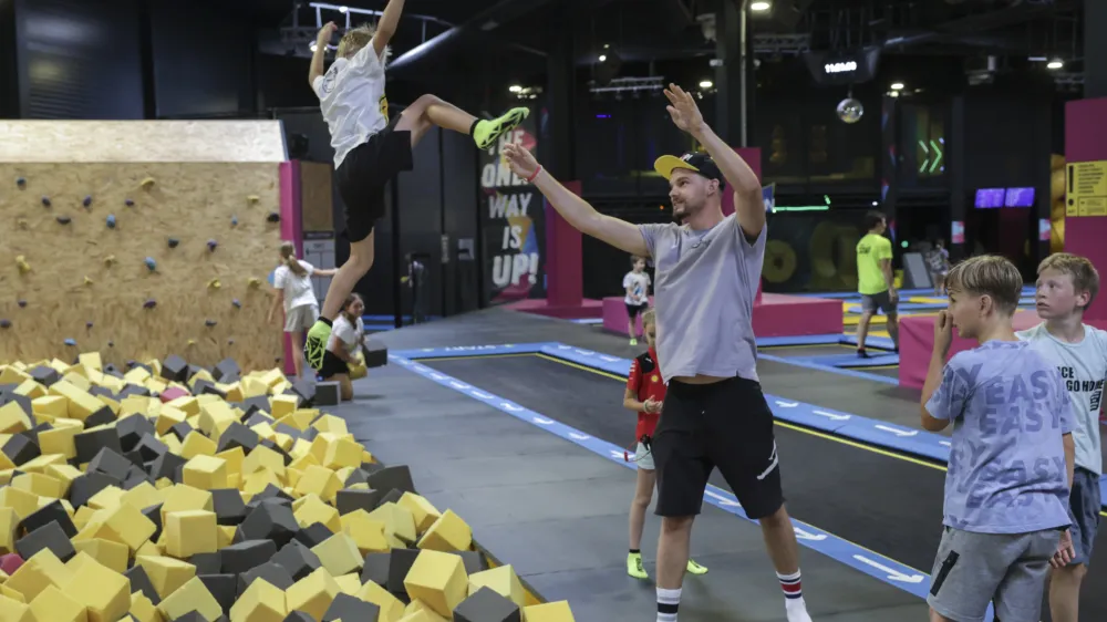 - 21.07.2023 - Trampolin park WOOP! Ljubljana, - projekt Otroci za otroke &ndash; otro&scaron;ke poletne počitnice in počitni&scaron;ko varstvo, Lesko&scaron;kova cesta 3 v Ljubljani //FOTO: Jaka Gasar