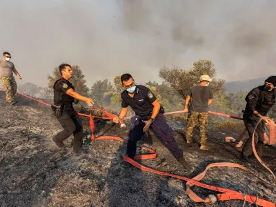 Na terenu na Rodosu (na fotografiji požar v bližini vasice Asklipejon) je bilo deset gasilskih letal, osem gasilskih helikopterjev, 266 gasilcev, 49 gasilskih tovornjakov in več sto prostovoljcev, ki pomagajo pri boju s plameni.&nbsp;
