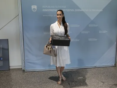 Tina Gaber- 24.07.2023 - protest proti poboju nutrij - predaja podpisov nasprotnikov izlova nutrij iz Ljubljanskega barja ministrstvu za kmetijstvo, gozdarstvo in prehrano;   //FOTO: Jaka Gasar