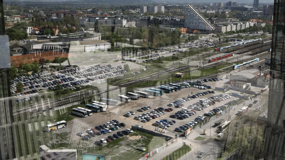 - 04.05.2022 - Emonika Urbani center - zemlji&scaron;če za načrtovani večnamenski objekt ob križi&scaron;ču Dunajske, Vilharjeve in Masarykove ceste, ki leži v neposredni bližini glavne avtobusne in železni&scaron;ke postaje v Ljubljani. //FOTO: Luka Cjuha